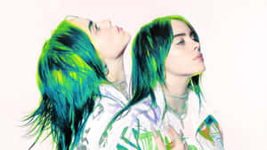 Billie Eilish 的鏡像肖像，帶有霓虹綠色和藍色頭髮，佩戴多層項鍊。