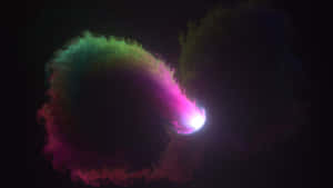 在黑暗虛空中以彩虹色調旋轉的鮮豔宇宙星雲。