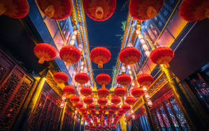 紅色燈籠照亮了夜晚的傳統中式小巷。