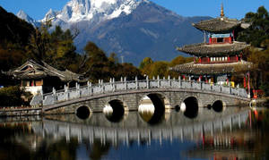 湖上的石橋，倒映著山和傳統亭台