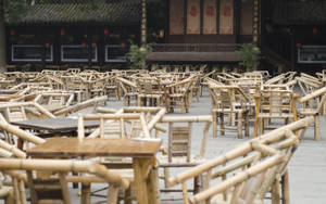 傳統中式庭院中被遺棄的竹椅和竹桌。 — 花城 壁紙