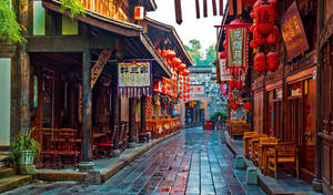 傳統中國街道，紅燈籠和木建築在潮濕的石板路上。 — 唐人街 GIF 壁紙