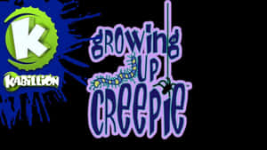 Growing Up Creepie 的標誌，紫色文字上有卡通蜈蚣和蜘蛛。 — 黑紫 壁紙