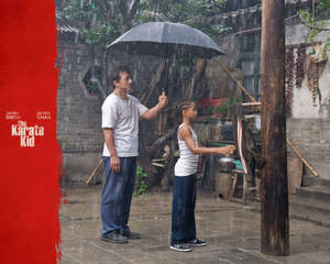 男人和小孩在雨中的庭院裡共用一把傘。 — 電影 壁紙