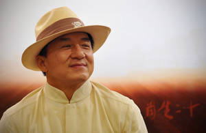 戴米色帽子和襯衫的男子在日落中微笑，背景有中文字。 — 微笑 壁紙