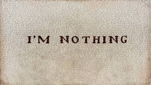 一面覆蓋著密集文字的牆壁，上面有「I'M NOTHING」這句粗體大字。