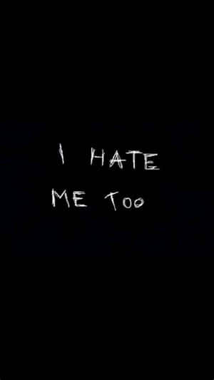 黑色背景上寫有白色手寫文字 I HATE ME TOO