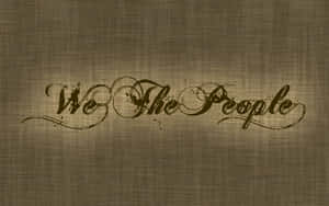 在帶有紋理的布料背景上以優雅草書呈現的 We The People 文字 — 灰色 GIF 壁紙