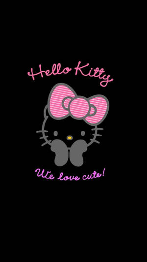 Hello Kitty 標誌，黑色背景上有粉紅色蝴蝶結和文字 we love cute