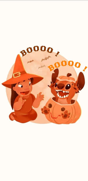 一個戴著巫師帽的女孩和南瓜中的史迪仔都大喊 BOOOO！蝙蝠在月亮附近飛翔。