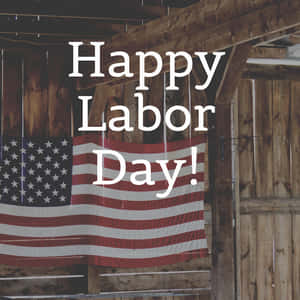 木穀倉中的美國國旗與Happy Labor Day文字。
