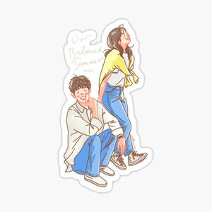 兩個微笑的青少年穿著夏季服裝，上方有手寫文字。