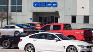 GEICO辦公大樓前面有多架車嘅停車場。