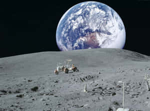 月球表面的月球車，天空中可見地球 — 行星 壁紙