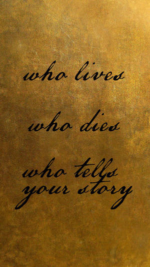 金色紋理背景上的文字引用 who lives who dies who tells your story