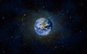 地球漂浮在繁星點點的宇宙場中，伴有色彩繽紛的星雲。