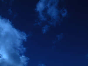 深藍色的天空，薄雲在黃昏時分柔和地發光。