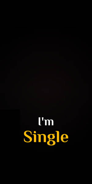 在黑色背景上以白色和黃色宣告「I'm Single」的文字壁紙。