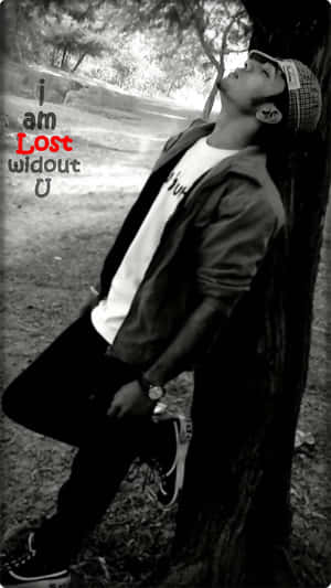 年輕男子靠在樹上，文字寫著「i am Lost widout U」