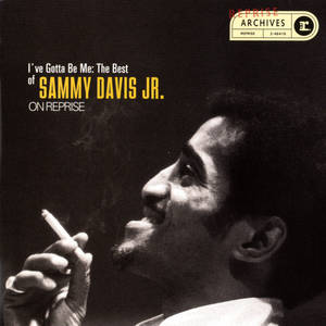 Sammy Davis Jr. 在黑白照片中微笑著拿著一支香煙。