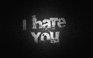 黑色皮革背景上的挑釁性白色文字寫著「I hate YOU」。