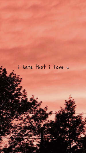 粉紅色日落天空、樹木剪影和文字 i hate that i love u — 語錄 壁紙