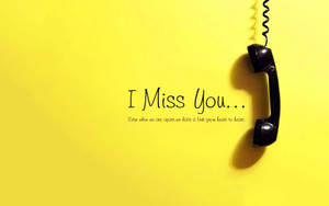 一個黑色轉盤電話聽筒掛在黃色牆上，帶有訊息「I Miss You...」。 — 語錄 壁紙