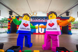 兩個穿著「I ❤️ LEGOLAND」T恤的LEGO角色在慶祝活動中。
