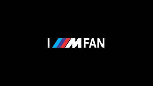 BMW M Fan 標誌，帶有藍、紅、白條紋，背景為黑色。