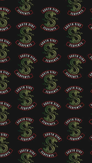 黑色牆紙，重複的紅色和綠色 South Side Serpents 蛇形標誌。