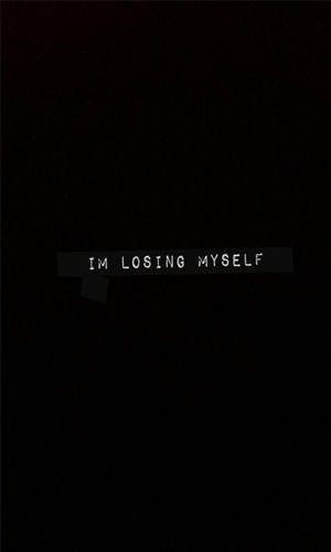 黑色背景上，破爛黑色膠帶上的文字「IM LOSING MYSELF」。