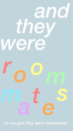 文字藝術，散落的彩色字母在淺藍色背景上拼出 roommates。