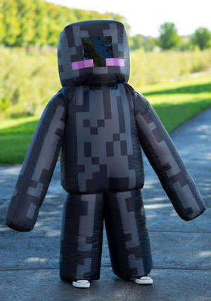 戶外穿著Minecraft大型充氣Enderman服裝的人。 — Oppo Pad 6 壁紙