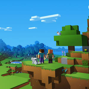 兩個Minecraft角色站在懸崖上，俯瞰著有樹木和動物的像素世界。