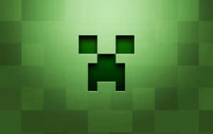 來自Minecraft的綠色像素化爬行者面孔，在漸變背景上。