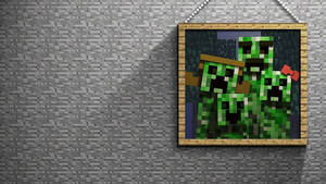 裱框嘅Minecraft爬行者像素藝術掛喺灰色方塊牆上。