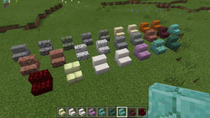Minecraft方塊排列在草地上，底部有物品欄。