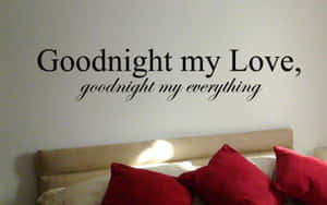 牆貼寫著 Goodnight my Love goodnight my everything，位於帶有紅色枕頭的床上方。
