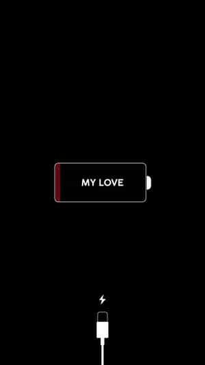 一個標有「MY LOVE」的電池圖標在黑色背景上被電纜充電。