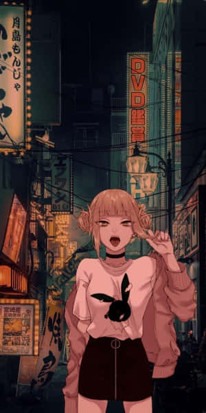 粉紅色頭髮的動漫女孩穿著兔子T恤，夜晚站在霓虹燈閃爍的東京小巷中。