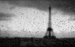 玻璃上的雨滴，背景是模糊的艾菲爾鐵塔