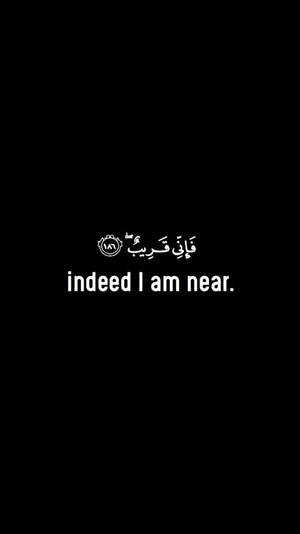 黑色背景，帶有白色阿拉伯文字和英文翻譯，寫著「indeed I am near」。 — 語錄 壁紙