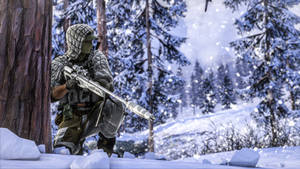 冬季迷彩士兵蹲在樹後，在雪地森林中手持步槍。