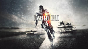 士兵在雨中奔跑，有坦克和Battlefield 4標誌