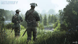 兩名穿著二戰軍服的士兵站在高草叢中，眺望森林山谷。