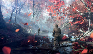 兩名士兵在秋霧中走過紅葉森林溪流。