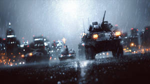 裝甲軍用車輛在夜間穿過下雨的城市，燈光模糊。 — 雨 壁紙