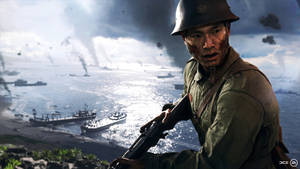 戴頭盔的士兵在懸崖上持步槍俯瞰軍艦和煙霧瀰漫的大海。