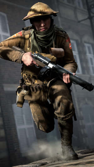 身穿泥濘軍服的士兵手持機槍穿過戰火摧殘的城市街道前進。