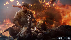 士兵在戰場火災和爆炸中安慰倒下的戰友。
